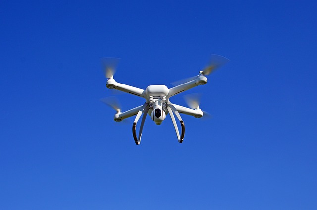 Ruský dronový útok na Kyjev zanechal město v plamenech a zraněné oběti