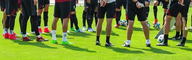 Dear England: Lekce vedení s temným podtextem