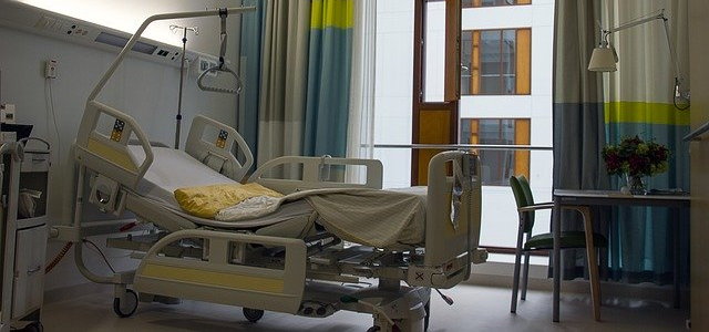 Litovec v plzeňské nemocnici napadl personál a vyskočil z okna. Zemřel