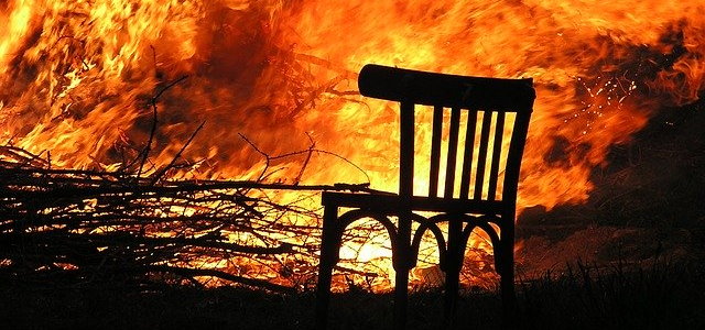 Spící řidič se probudil v plamenech, žháři skončili ve vězení