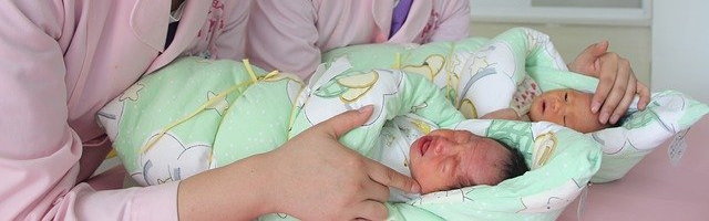 Maminka měla koronavirus a 3 denní miminko zemřelo