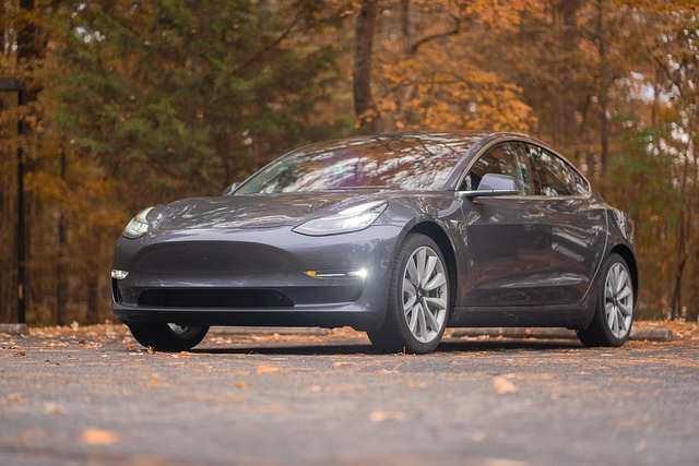 Tesla a smrtící zrychlení: Temná pravda o nehodách s elektromobily